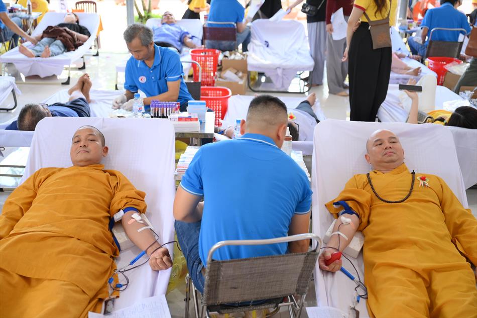 4 QUÝ SƯ THẦY THAM GIA HIẾN MÁU 4 QUÝ SƯ THẦY THAM GIA HIẾN MÁU