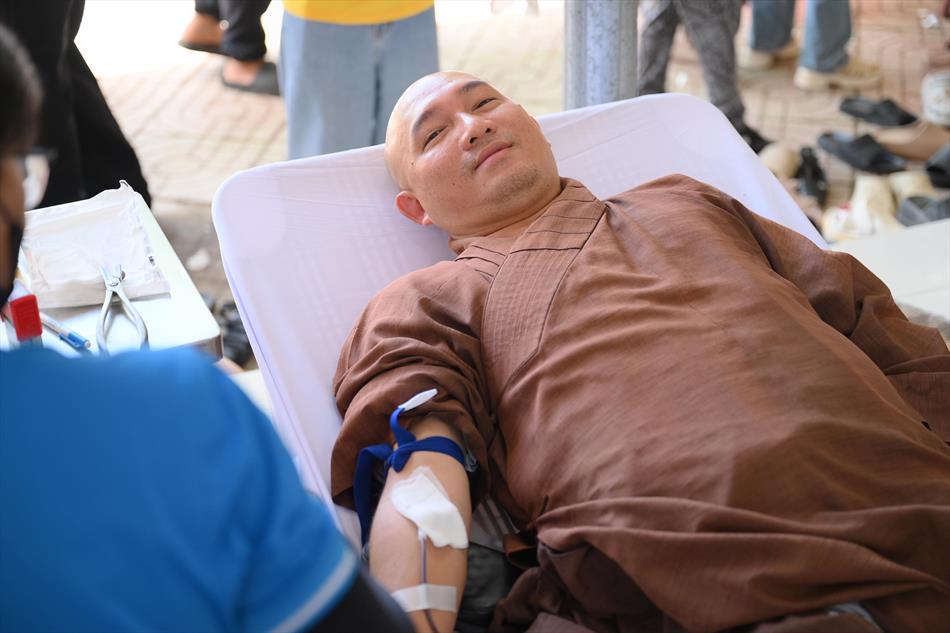 4 QUÝ SƯ THẦY THAM GIA HIẾN MÁU 4 QUÝ SƯ THẦY THAM GIA HIẾN MÁU