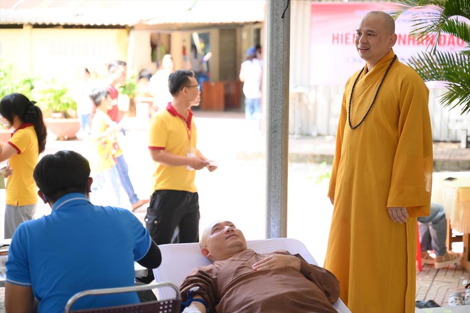 4 QUÝ SƯ THẦY THAM GIA HIẾN MÁU 4 QUÝ SƯ THẦY THAM GIA HIẾN MÁU