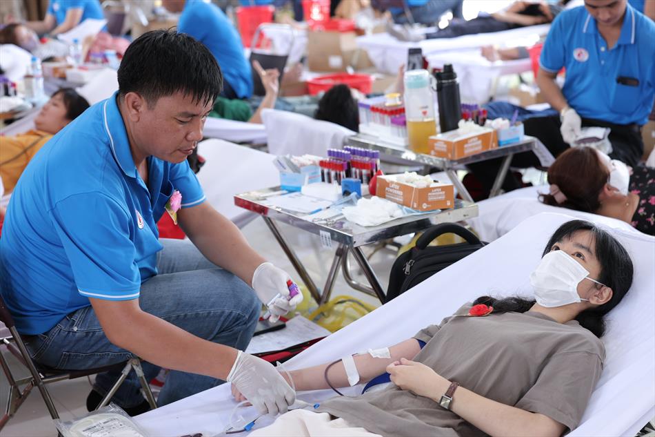 6 HIẾN MÁU TƯƠI ĐẸP 6 HIẾN MÁU TƯƠI ĐẸP