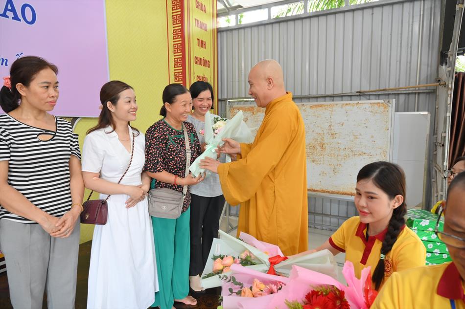 3 TẶNG QUÀ TRI ÂN 3 TẶNG QUÀ TRI ÂN
