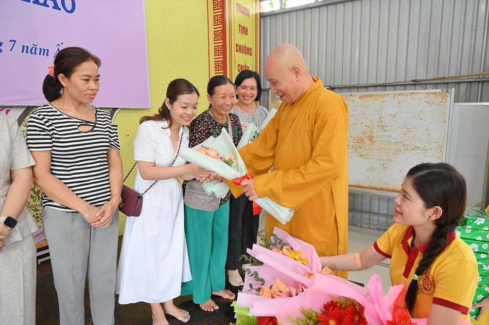 3 TẶNG QUÀ TRI ÂN 3 TẶNG QUÀ TRI ÂN