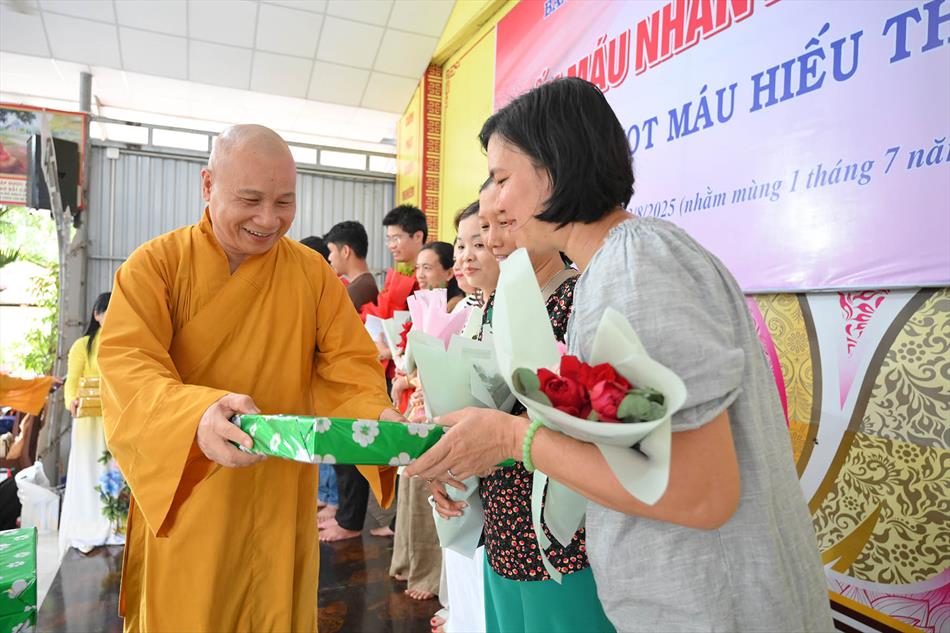 3 TẶNG QUÀ TRI ÂN 3 TẶNG QUÀ TRI ÂN