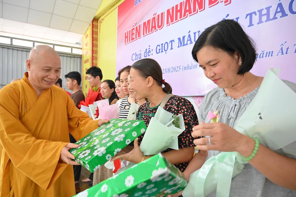 3 TẶNG QUÀ TRI ÂN 3 TẶNG QUÀ TRI ÂN