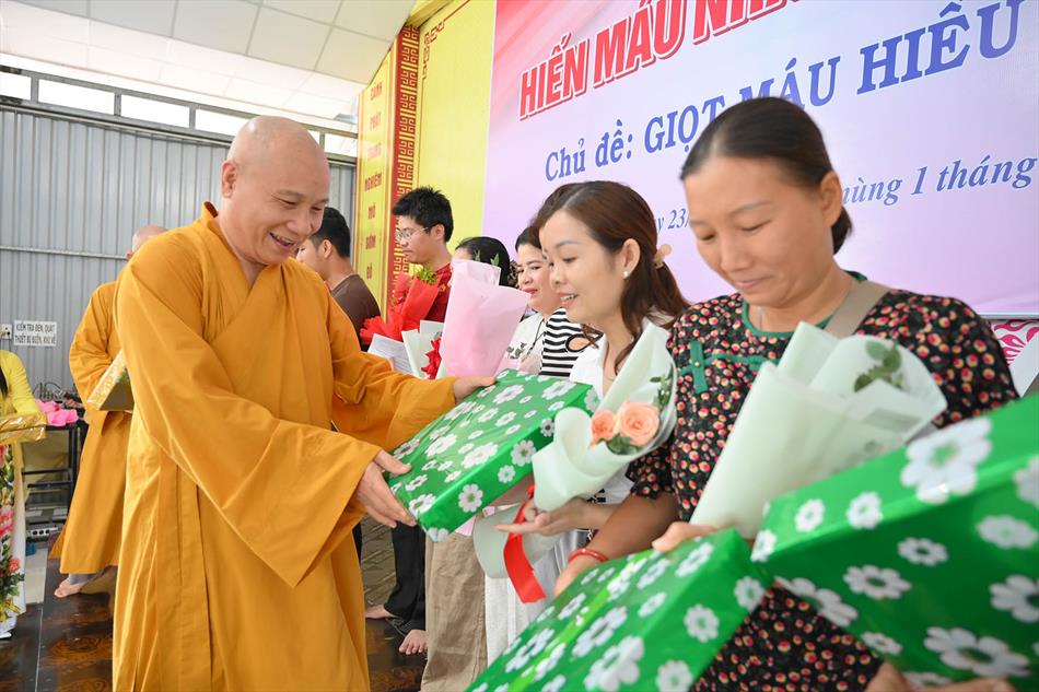3 TẶNG QUÀ TRI ÂN 3 TẶNG QUÀ TRI ÂN