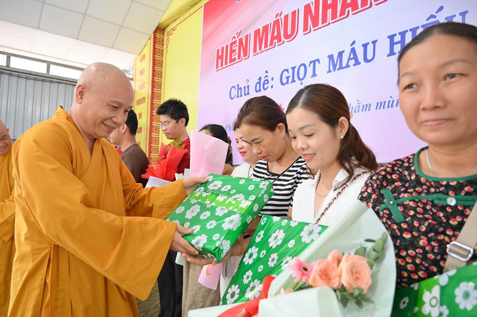 3 TẶNG QUÀ TRI ÂN 3 TẶNG QUÀ TRI ÂN