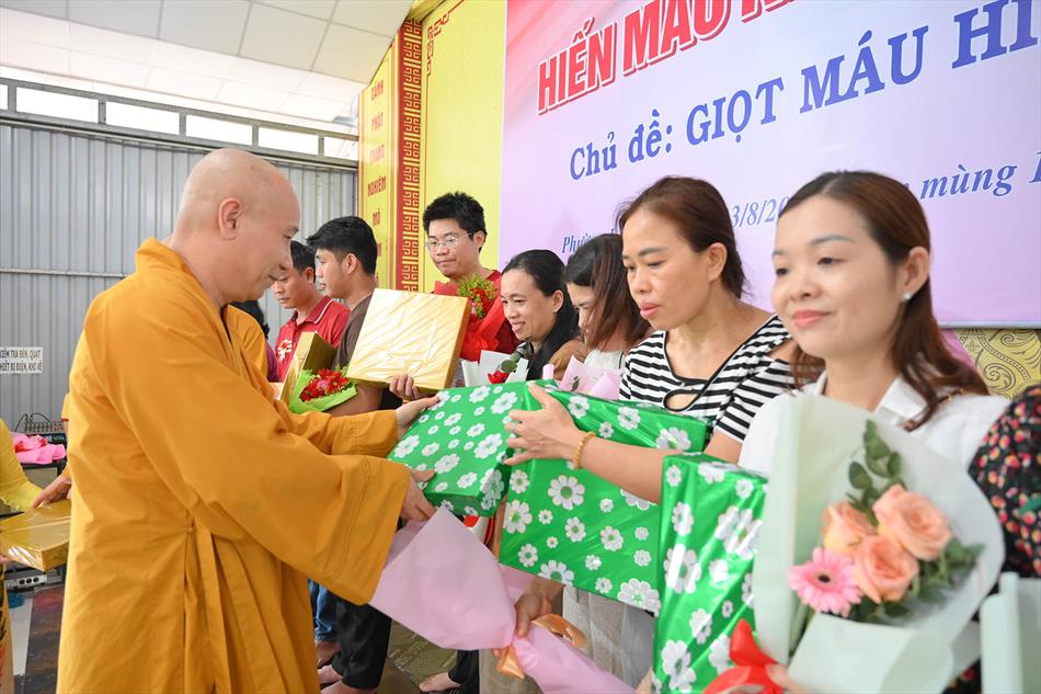 3 TẶNG QUÀ TRI ÂN 3 TẶNG QUÀ TRI ÂN