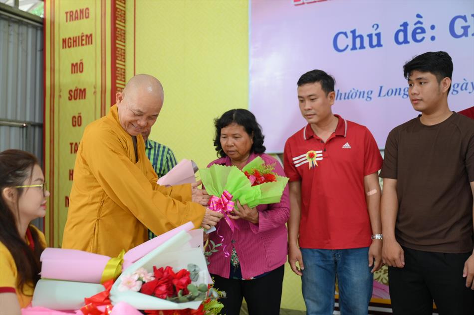 3 TẶNG QUÀ TRI ÂN 3 TẶNG QUÀ TRI ÂN