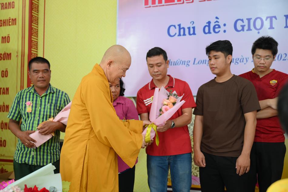 3 TẶNG QUÀ TRI ÂN 3 TẶNG QUÀ TRI ÂN