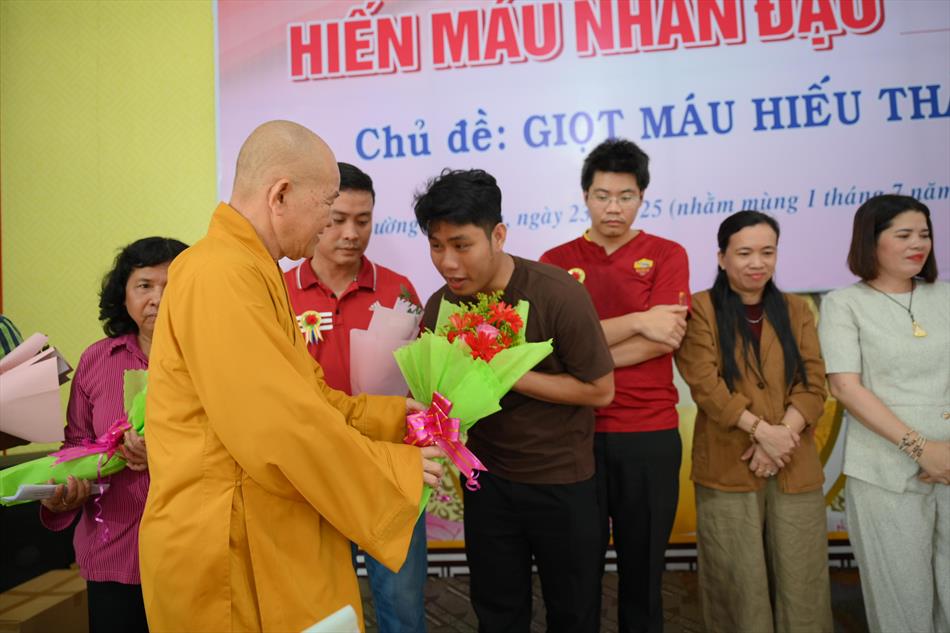 3 TẶNG QUÀ TRI ÂN 3 TẶNG QUÀ TRI ÂN