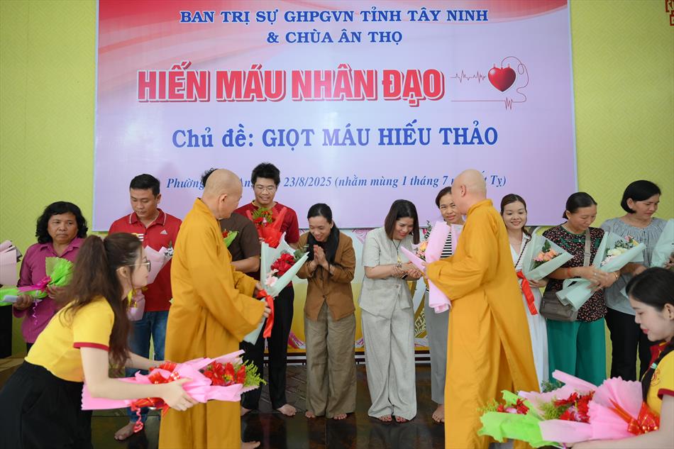 3 TẶNG QUÀ TRI ÂN 3 TẶNG QUÀ TRI ÂN