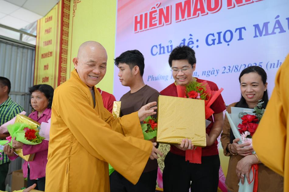 3 TẶNG QUÀ TRI ÂN 3 TẶNG QUÀ TRI ÂN
