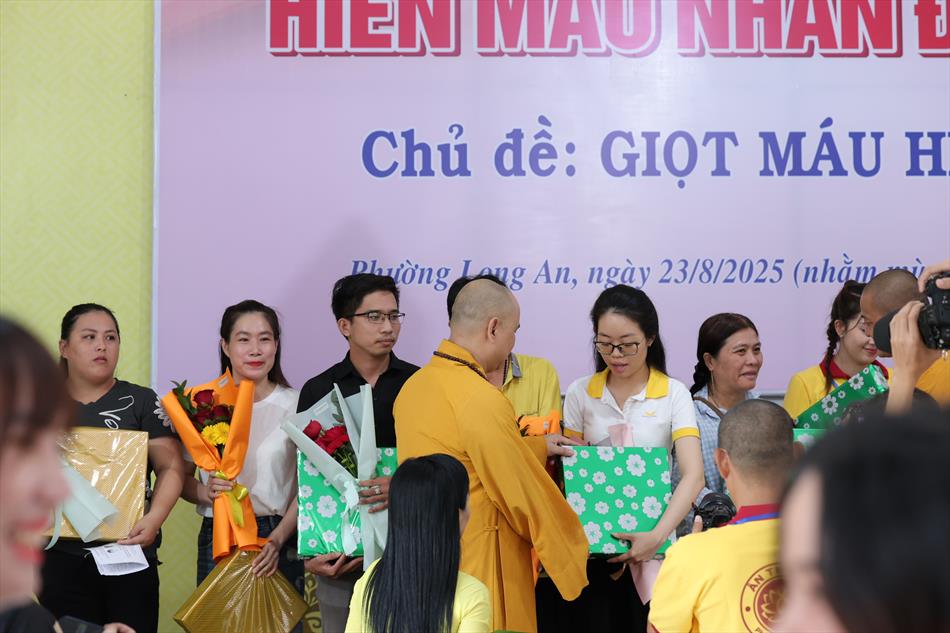 3 TẶNG QUÀ TRI ÂN 3 TẶNG QUÀ TRI ÂN
