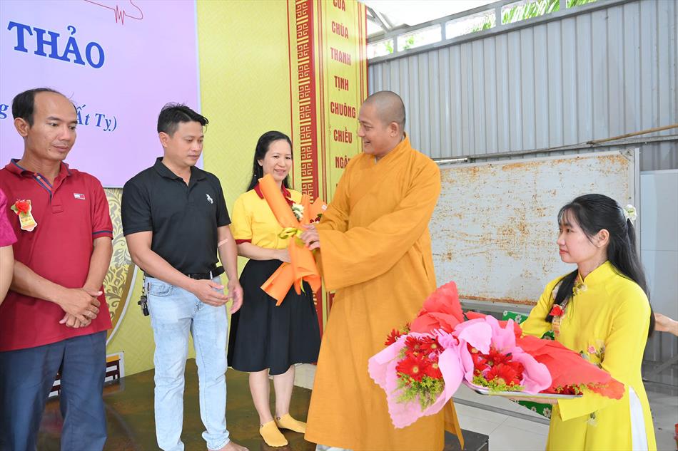 3 TẶNG QUÀ TRI ÂN 3 TẶNG QUÀ TRI ÂN