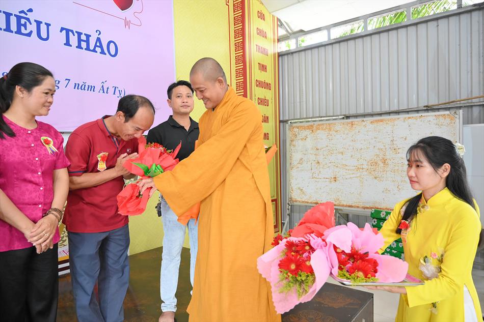 3 TẶNG QUÀ TRI ÂN 3 TẶNG QUÀ TRI ÂN