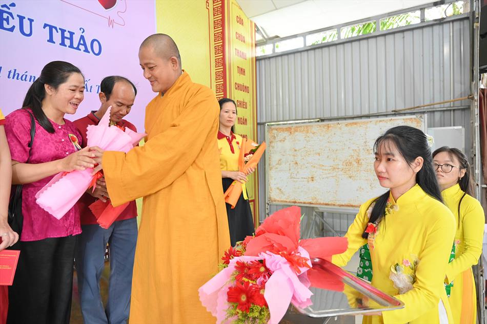 3 TẶNG QUÀ TRI ÂN 3 TẶNG QUÀ TRI ÂN