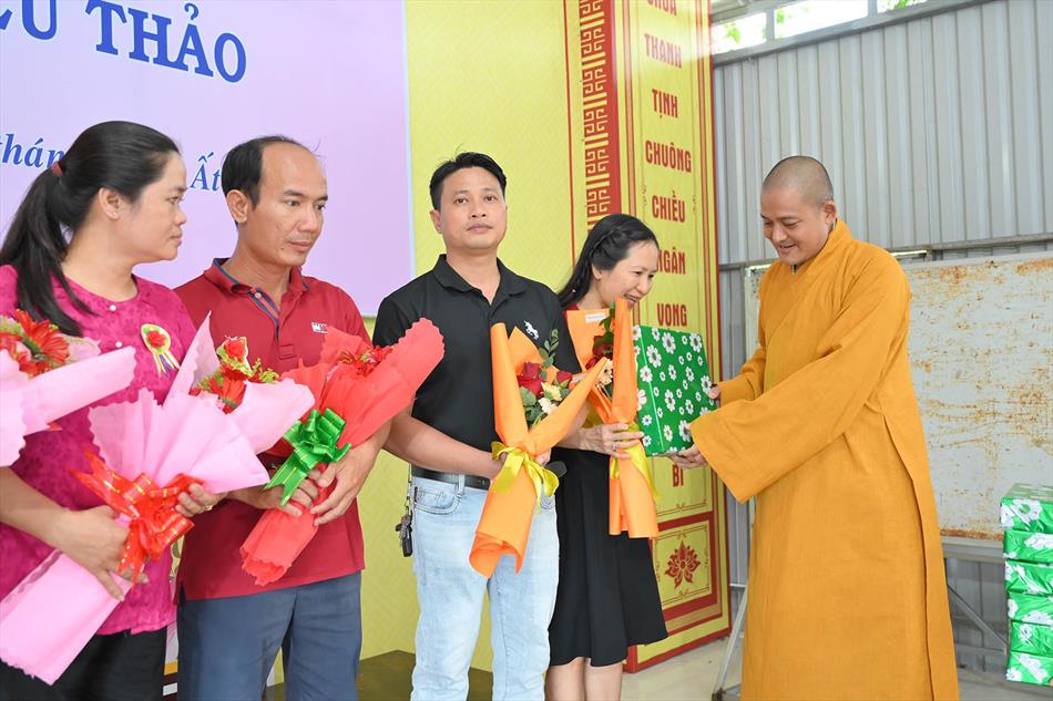 3 TẶNG QUÀ TRI ÂN 3 TẶNG QUÀ TRI ÂN