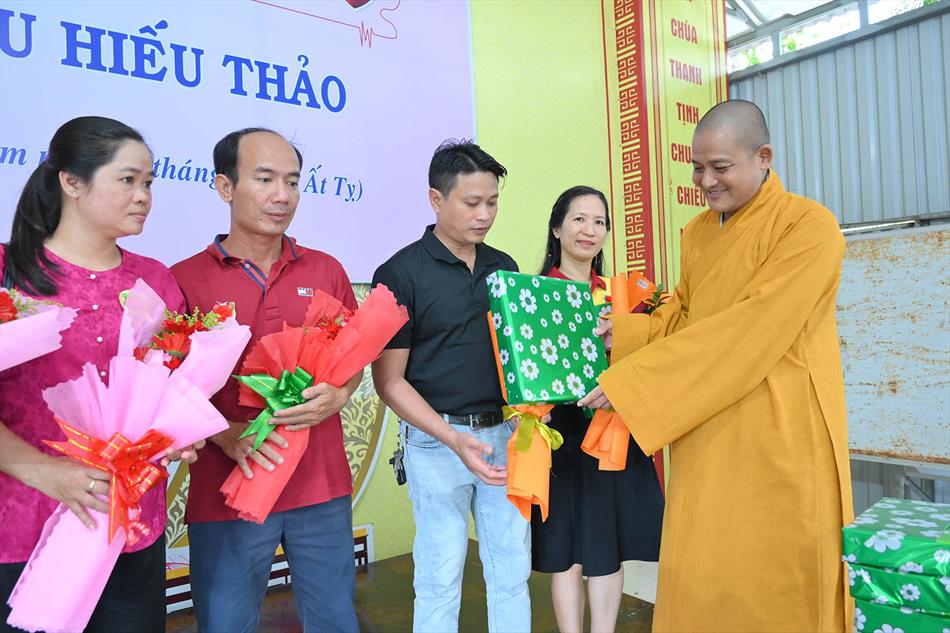 3 TẶNG QUÀ TRI ÂN 3 TẶNG QUÀ TRI ÂN