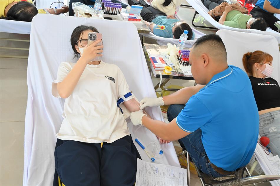 6 HIẾN MÁU TƯƠI ĐẸP 6 HIẾN MÁU TƯƠI ĐẸP