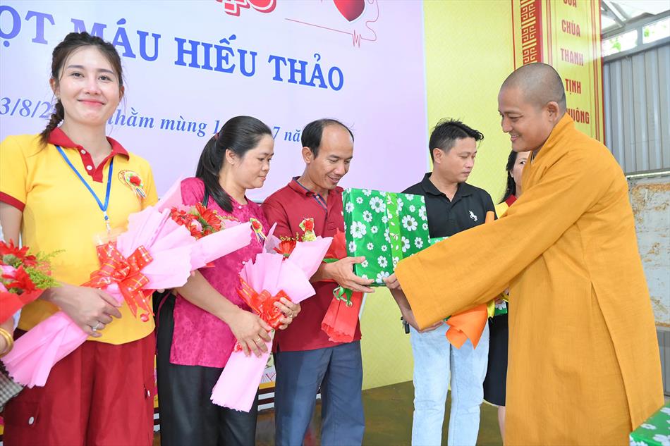 3 TẶNG QUÀ TRI ÂN 3 TẶNG QUÀ TRI ÂN