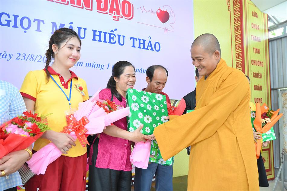 3 TẶNG QUÀ TRI ÂN 3 TẶNG QUÀ TRI ÂN