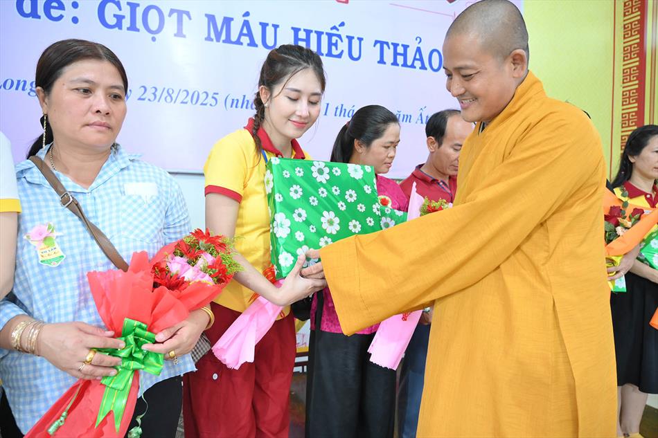 3 TẶNG QUÀ TRI ÂN 3 TẶNG QUÀ TRI ÂN
