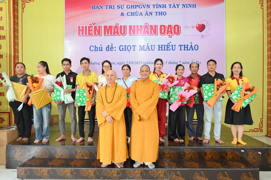 3 TẶNG QUÀ TRI ÂN 3 TẶNG QUÀ TRI ÂN