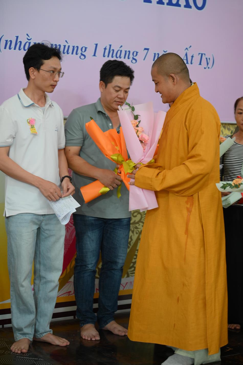 3 TẶNG QUÀ TRI ÂN 3 TẶNG QUÀ TRI ÂN