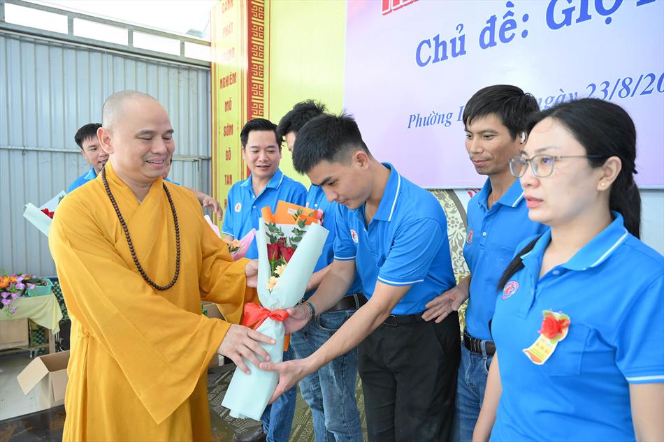 3 TẶNG QUÀ TRI ÂN 3 TẶNG QUÀ TRI ÂN