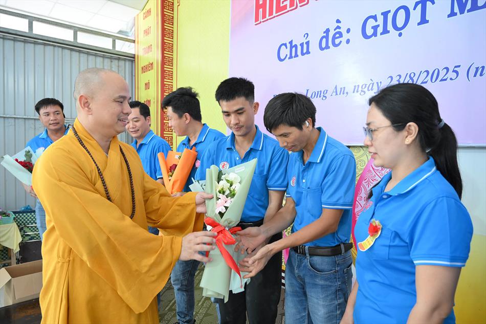 3 TẶNG QUÀ TRI ÂN 3 TẶNG QUÀ TRI ÂN