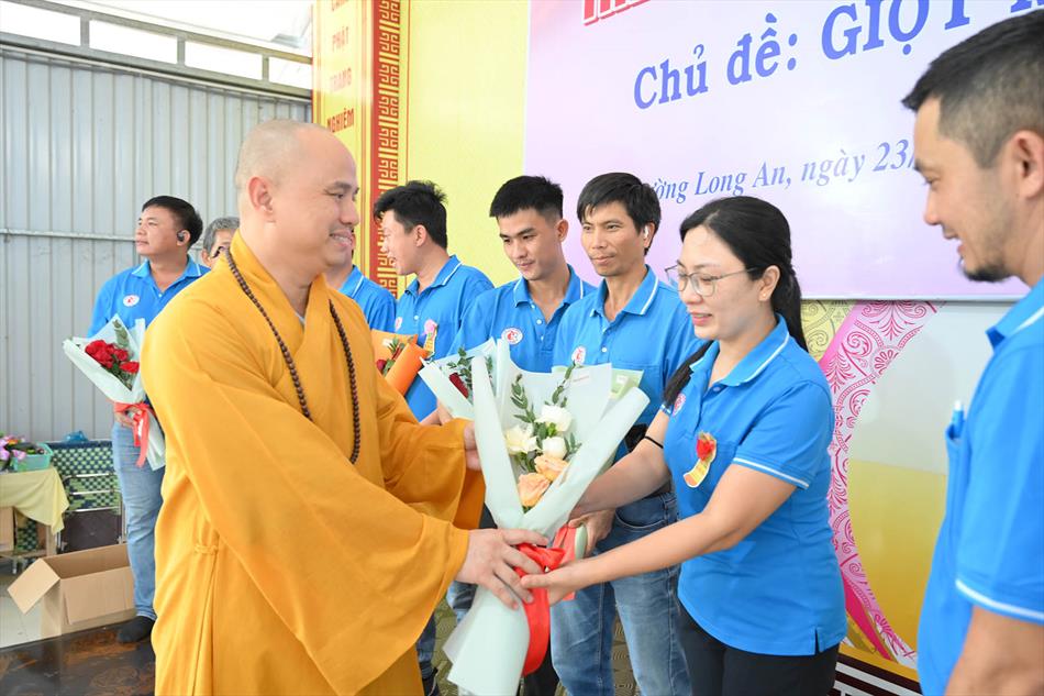 3 TẶNG QUÀ TRI ÂN 3 TẶNG QUÀ TRI ÂN