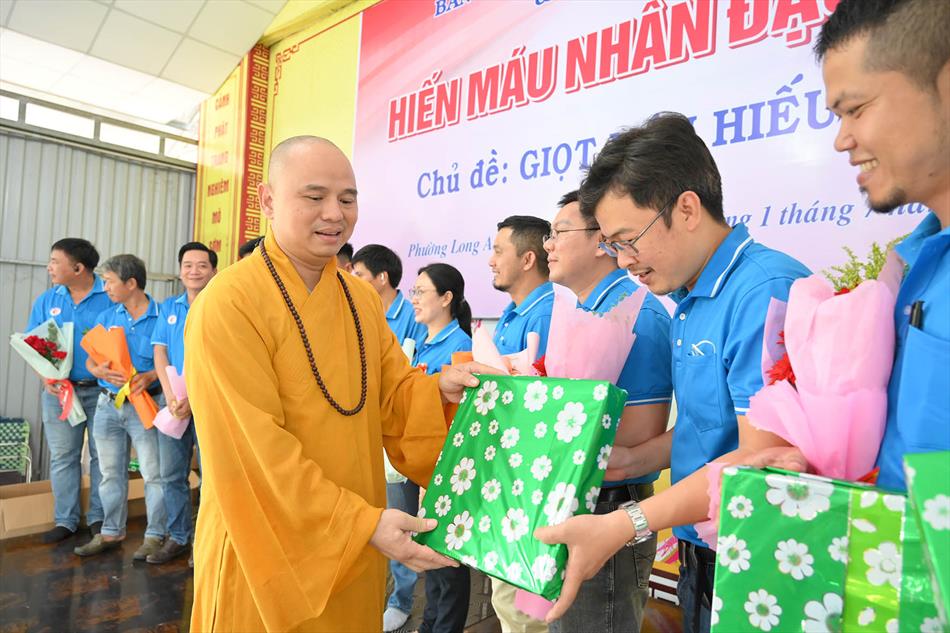 3 TẶNG QUÀ TRI ÂN 3 TẶNG QUÀ TRI ÂN