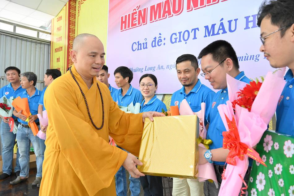 3 TẶNG QUÀ TRI ÂN 3 TẶNG QUÀ TRI ÂN