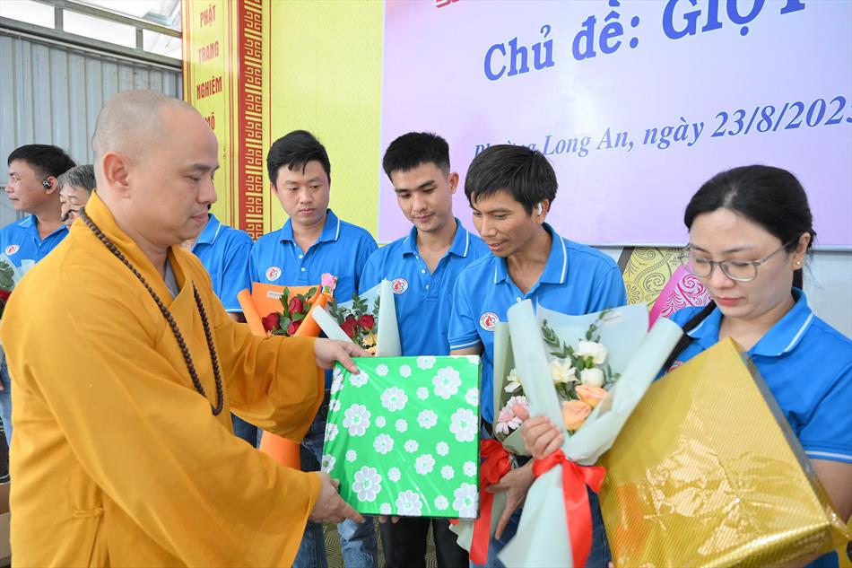 3 TẶNG QUÀ TRI ÂN 3 TẶNG QUÀ TRI ÂN