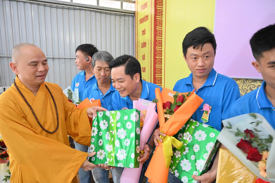 3 TẶNG QUÀ TRI ÂN 3 TẶNG QUÀ TRI ÂN