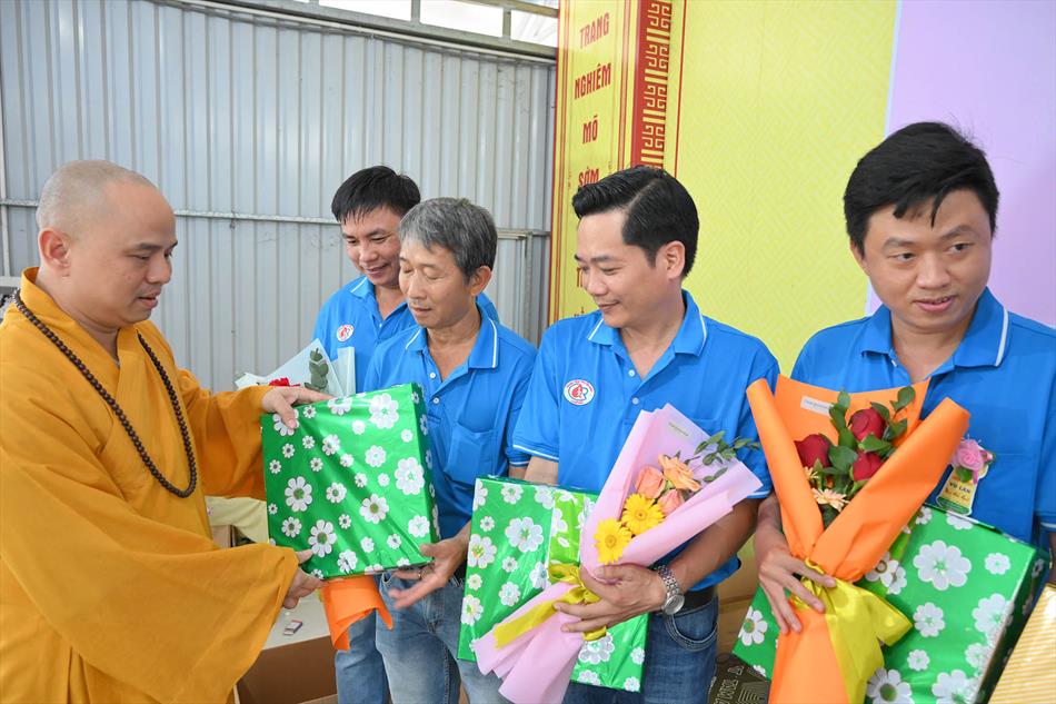 3 TẶNG QUÀ TRI ÂN 3 TẶNG QUÀ TRI ÂN