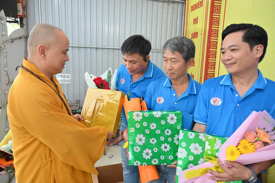 3 TẶNG QUÀ TRI ÂN 3 TẶNG QUÀ TRI ÂN