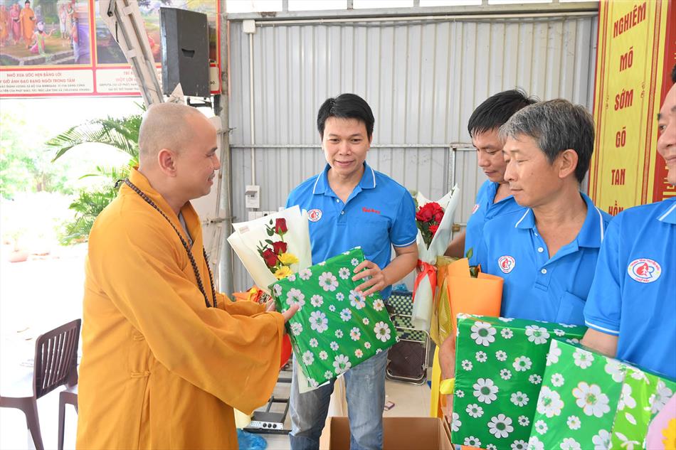 3 TẶNG QUÀ TRI ÂN 3 TẶNG QUÀ TRI ÂN