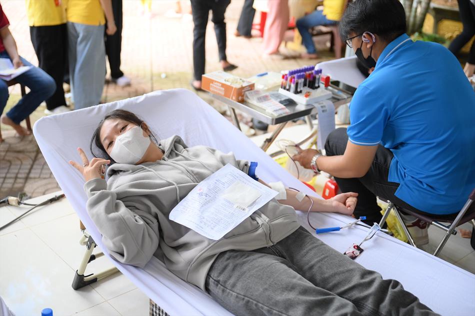 6 HIẾN MÁU TƯƠI ĐẸP 6 HIẾN MÁU TƯƠI ĐẸP