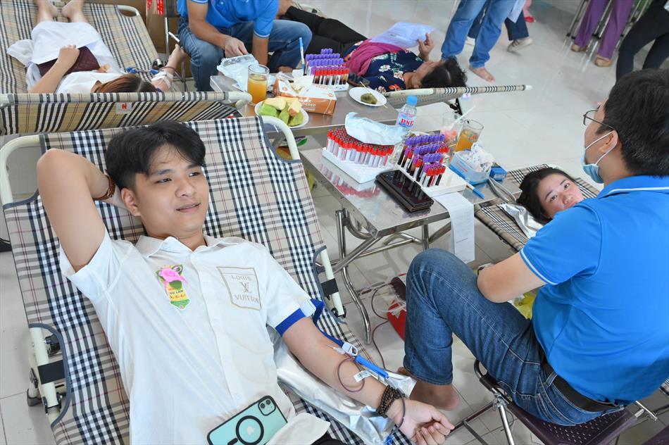 6 HIẾN MÁU TƯƠI ĐẸP 6 HIẾN MÁU TƯƠI ĐẸP