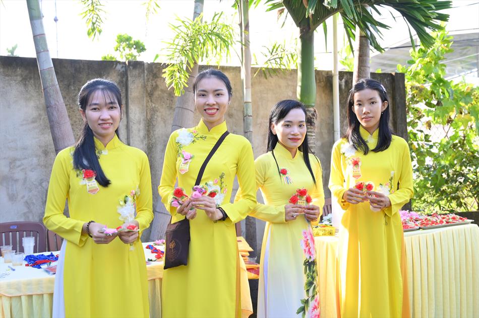 8 TẶNG HOA HỒNG VU LAN - ĐÓN KHÁCH 8 TẶNG HOA HỒNG VU LAN - ĐÓN KHÁCH