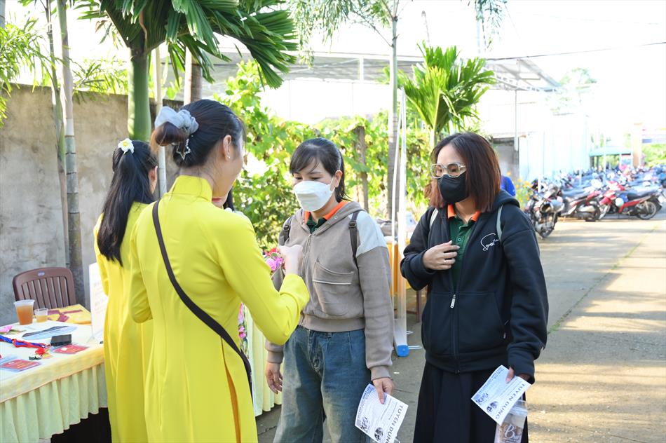 8 TẶNG HOA HỒNG VU LAN - ĐÓN KHÁCH 8 TẶNG HOA HỒNG VU LAN - ĐÓN KHÁCH