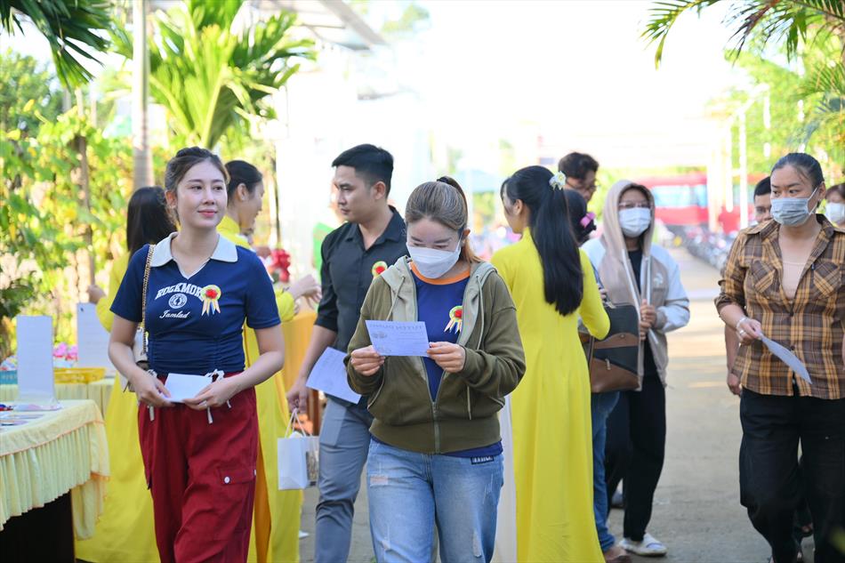 8 TẶNG HOA HỒNG VU LAN - ĐÓN KHÁCH 8 TẶNG HOA HỒNG VU LAN - ĐÓN KHÁCH