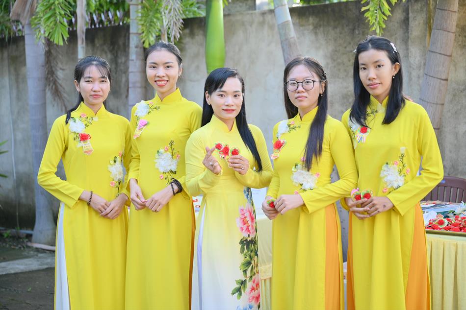 8 TẶNG HOA HỒNG VU LAN - ĐÓN KHÁCH 8 TẶNG HOA HỒNG VU LAN - ĐÓN KHÁCH