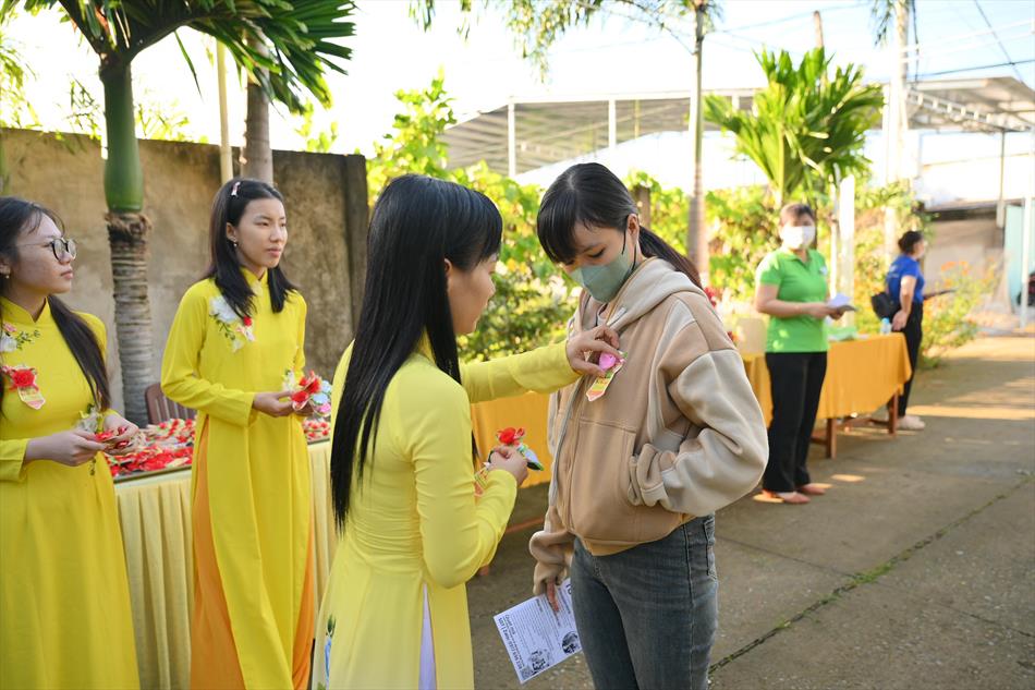8 TẶNG HOA HỒNG VU LAN - ĐÓN KHÁCH 8 TẶNG HOA HỒNG VU LAN - ĐÓN KHÁCH