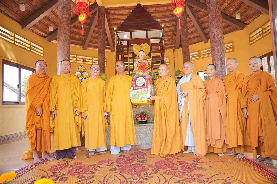 Ban Trị sự Phật giáo Thành phố Tân An thăm và chúc Tết đến quý giáo phẩm lãnh đạo Phật giáo và 30 tự viện trên địa bàn