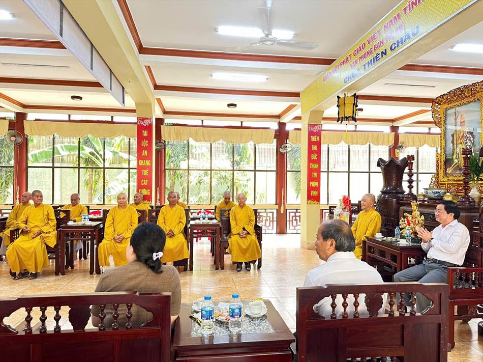 BÍ THƯ TỈNH UỶ LONG AN NGUYỄN VĂN QUYẾT THĂM VÀ CHÚC MỪNG ĐẠI LỄ PHẬT ĐẢN TẠI BAN TRỊ SỰ GHPGVN TỈNH LONG AN BÍ THƯ TỈNH UỶ LONG AN NGUYỄN VĂN QUYẾT THĂM VÀ CHÚC MỪNG ĐẠI LỄ PHẬT ĐẢN TẠI BAN TRỊ SỰ GHPGVN TỈNH LONG AN