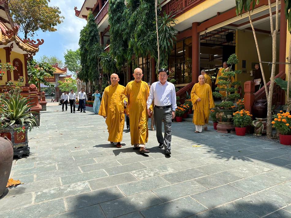 BÍ THƯ TỈNH UỶ LONG AN NGUYỄN VĂN QUYẾT THĂM VÀ CHÚC MỪNG ĐẠI LỄ PHẬT ĐẢN TẠI BAN TRỊ SỰ GHPGVN TỈNH LONG AN BÍ THƯ TỈNH UỶ LONG AN NGUYỄN VĂN QUYẾT THĂM VÀ CHÚC MỪNG ĐẠI LỄ PHẬT ĐẢN TẠI BAN TRỊ SỰ GHPGVN TỈNH LONG AN