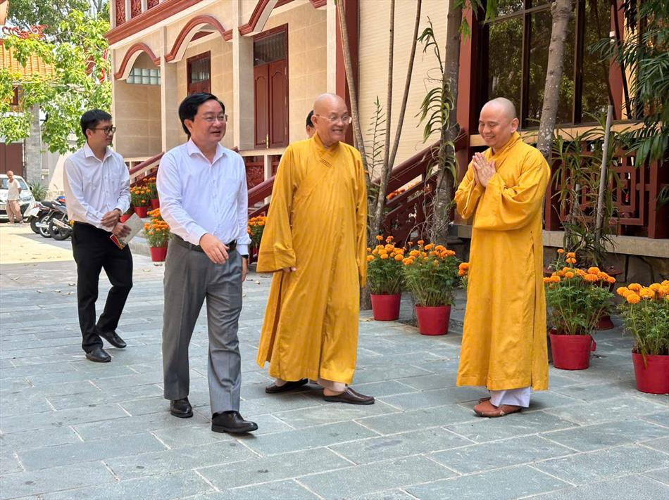 BÍ THƯ TỈNH UỶ LONG AN NGUYỄN VĂN QUYẾT THĂM VÀ CHÚC MỪNG ĐẠI LỄ PHẬT ĐẢN TẠI BAN TRỊ SỰ GHPGVN TỈNH LONG AN BÍ THƯ TỈNH UỶ LONG AN NGUYỄN VĂN QUYẾT THĂM VÀ CHÚC MỪNG ĐẠI LỄ PHẬT ĐẢN TẠI BAN TRỊ SỰ GHPGVN TỈNH LONG AN