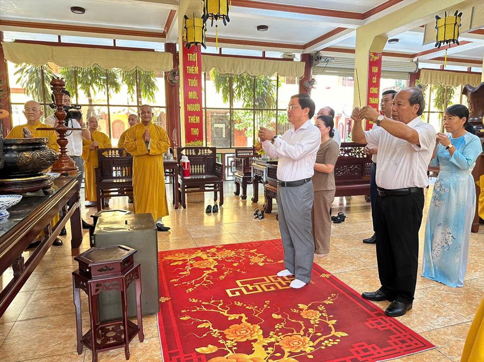 BÍ THƯ TỈNH UỶ LONG AN NGUYỄN VĂN QUYẾT THĂM VÀ CHÚC MỪNG ĐẠI LỄ PHẬT ĐẢN TẠI BAN TRỊ SỰ GHPGVN TỈNH LONG AN BÍ THƯ TỈNH UỶ LONG AN NGUYỄN VĂN QUYẾT THĂM VÀ CHÚC MỪNG ĐẠI LỄ PHẬT ĐẢN TẠI BAN TRỊ SỰ GHPGVN TỈNH LONG AN